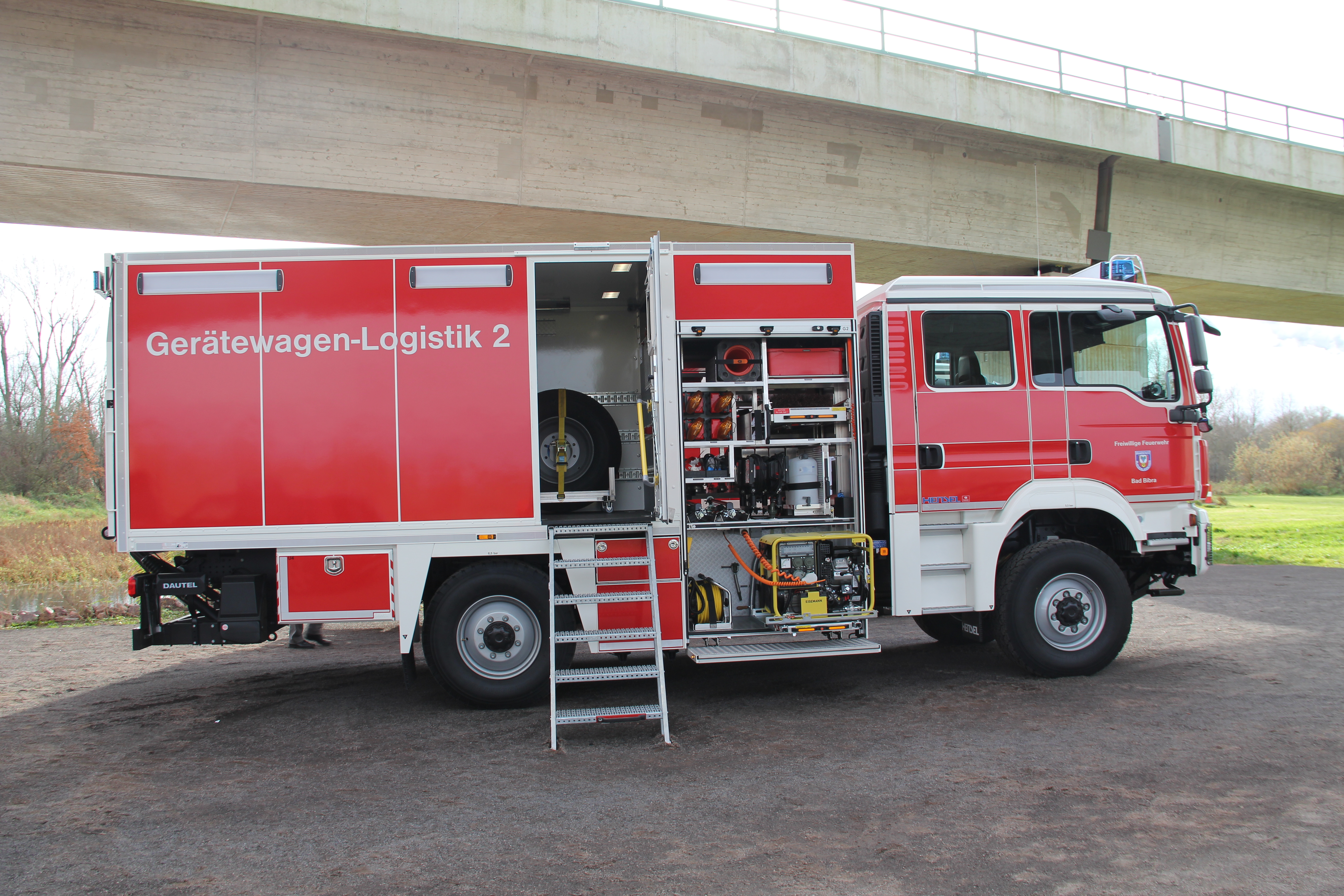 Logistikwagen unter der Saale-ElsterTalbrücke
