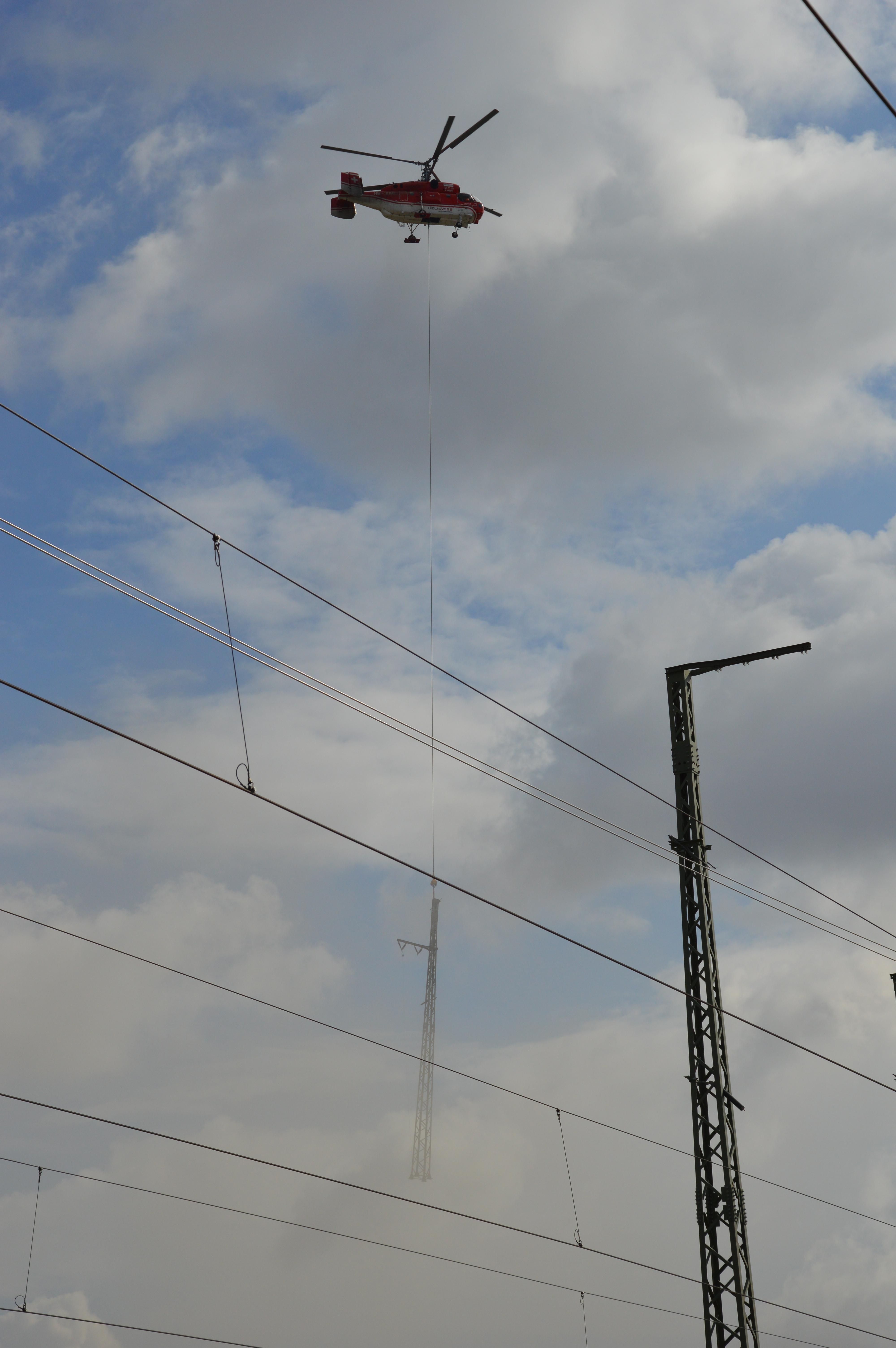 Mastmontage mit Hubschraubern im Knoten Erfurt