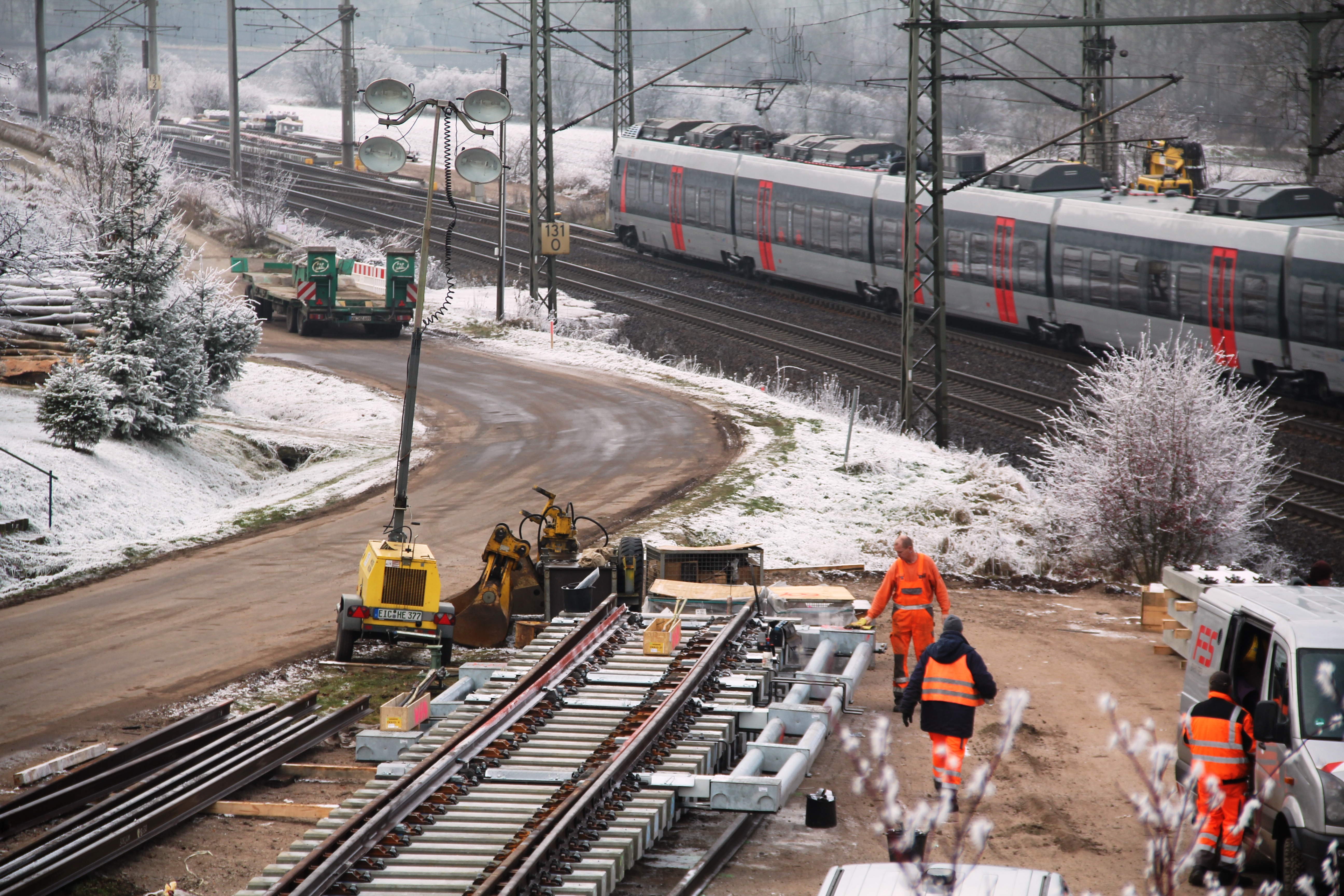 Erfurt–Eisenach. Bei Seebergen. Acht neue Weichen für 200 km/h werden zum Einbau vorbereitet.