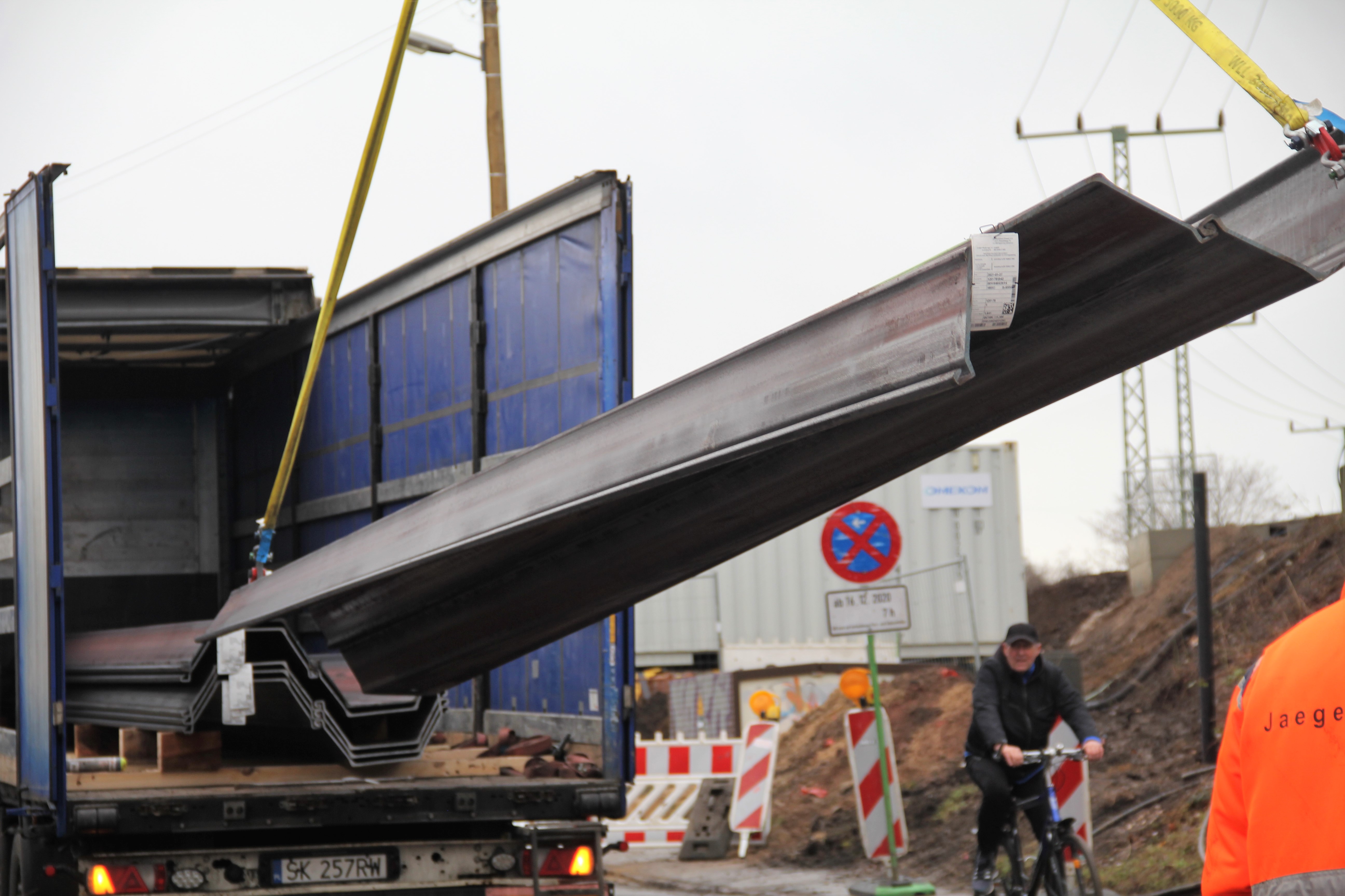 Halle (Saale) Rosengarten. Diese Stahllarsen müssen zum Abfangen des Bahndamms gerammt werden.