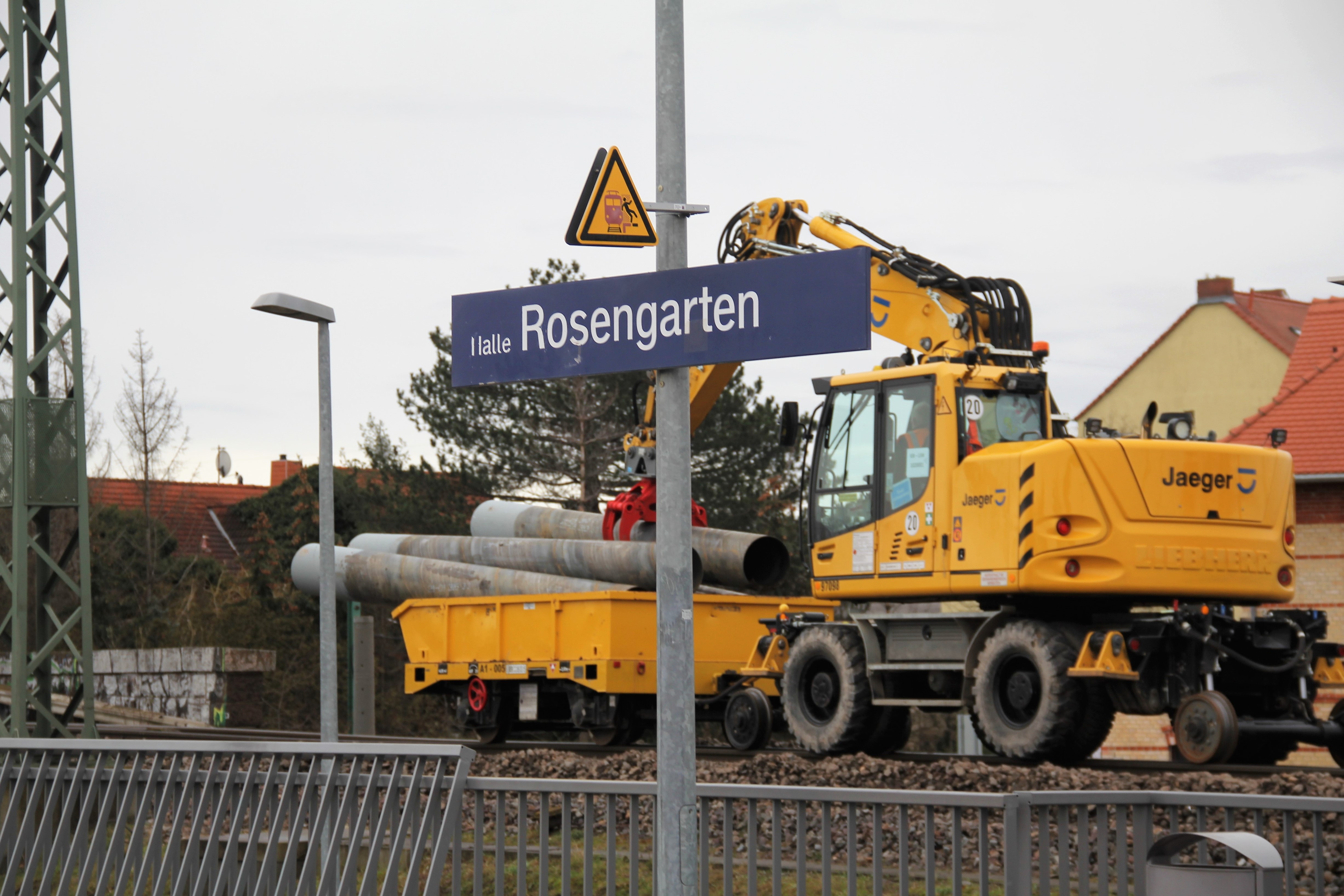 Halle(Saale) Rosengarten. Fundament-Hülsen für 600 m lange Schallschutzwand werden bereitgelegt. Je 5 m wird ein Befestigungsträger für Schallschutzelemente.gegründet.