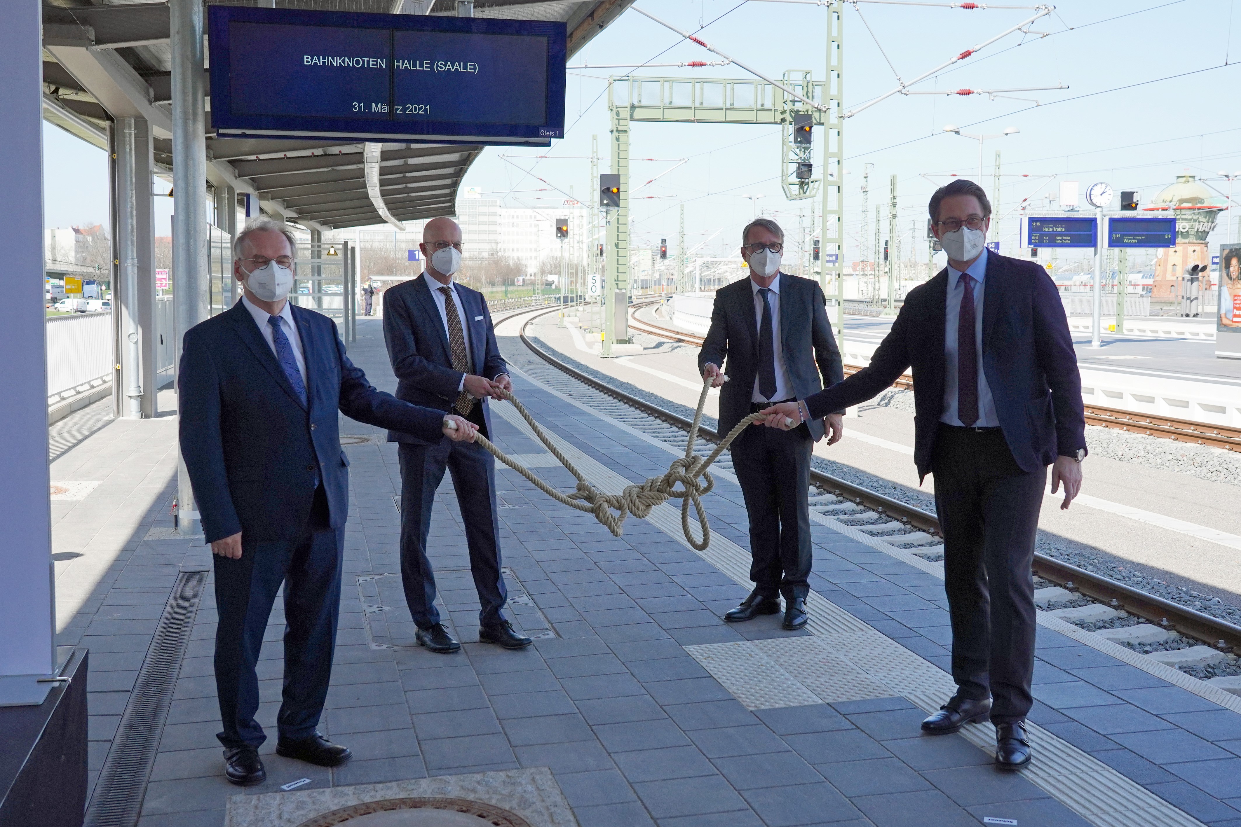 Knoten (Halle) neu geknüpft: Reiner Haseloff, Bernd Wiegand, Ronald Pofalla, Andreas Scheuer (V.l.n.r.)