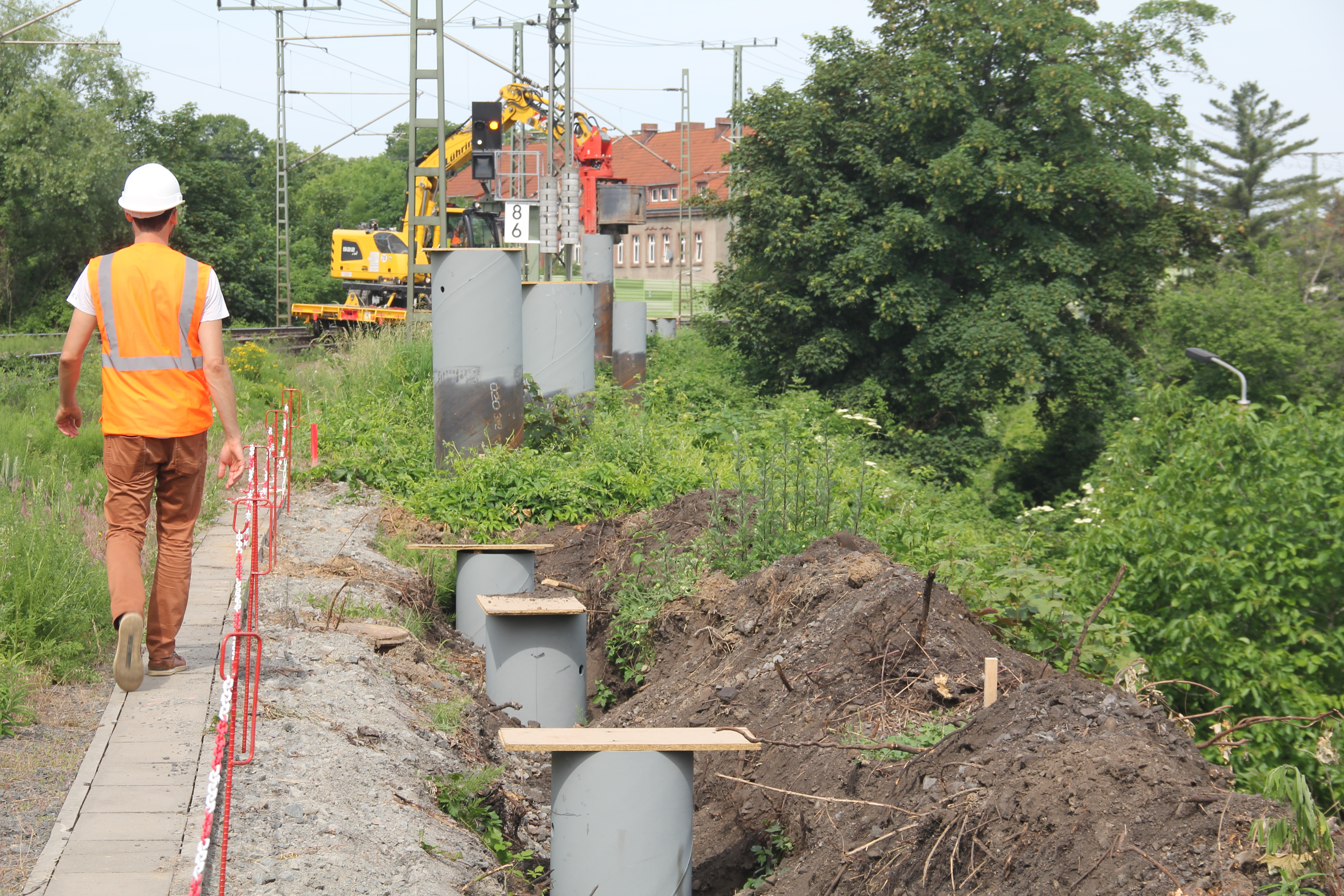 Leipzig, Bochumer Straße, Einbringen von Gründungshülsen (8 m lang, 70-60 cm) für Lärmschutzwandpfeiler